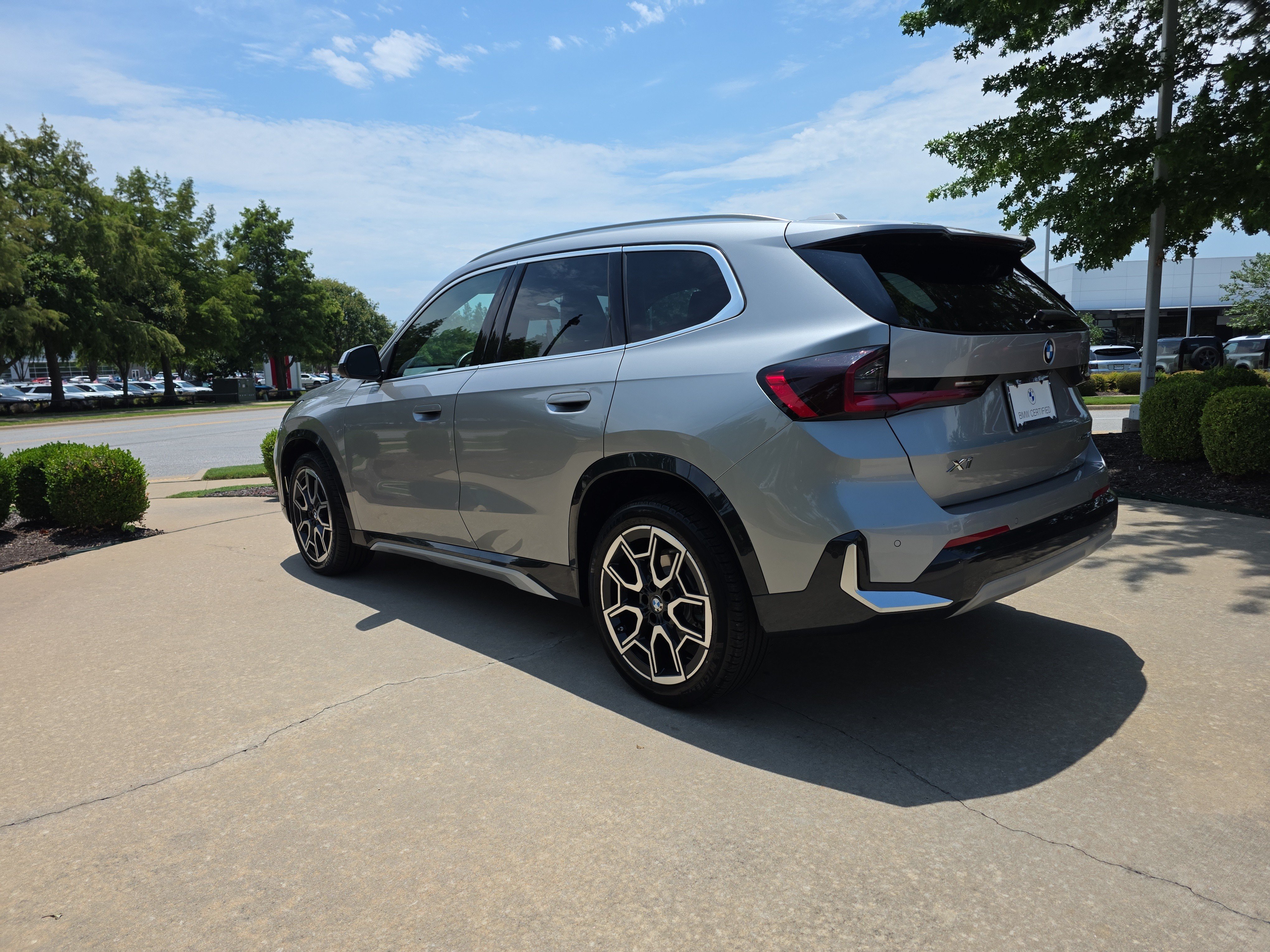 Used 2023 Space Silver Metallic BMW xDrive28i image 3