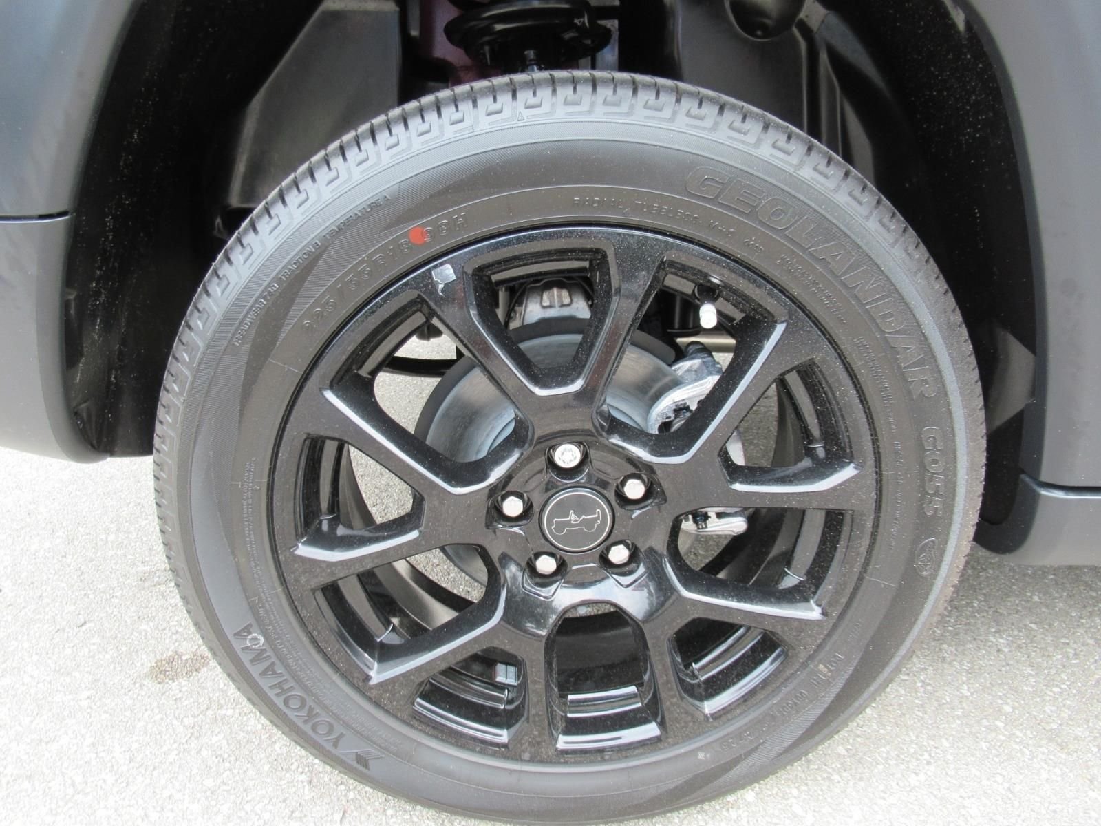 New 2026 Red Hot Pearl-Coat Exterior Paint Jeep Latitude image 8