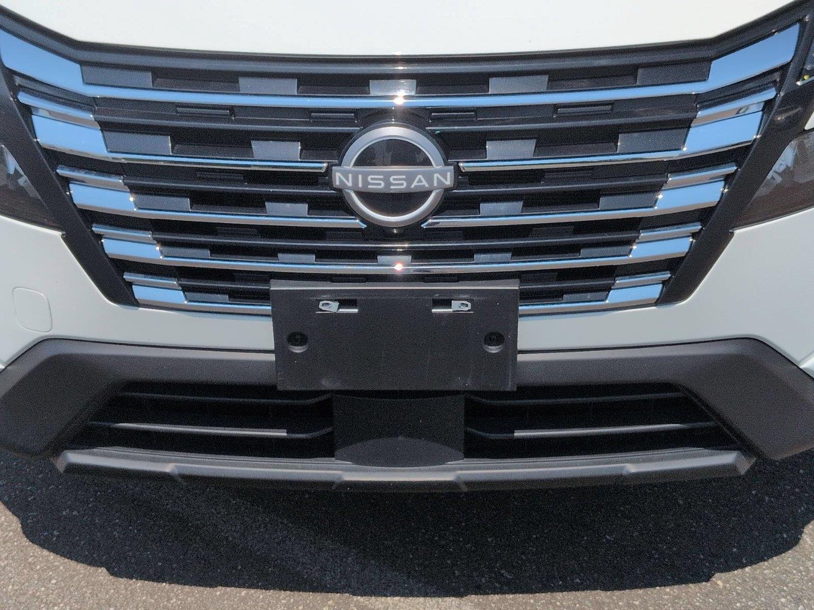 Used 2024 Glacier White Nissan S image 14