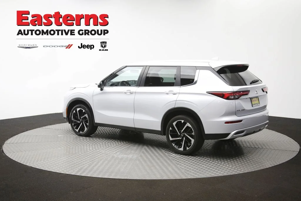 Used 2022 White Mitsubishi SE image 62