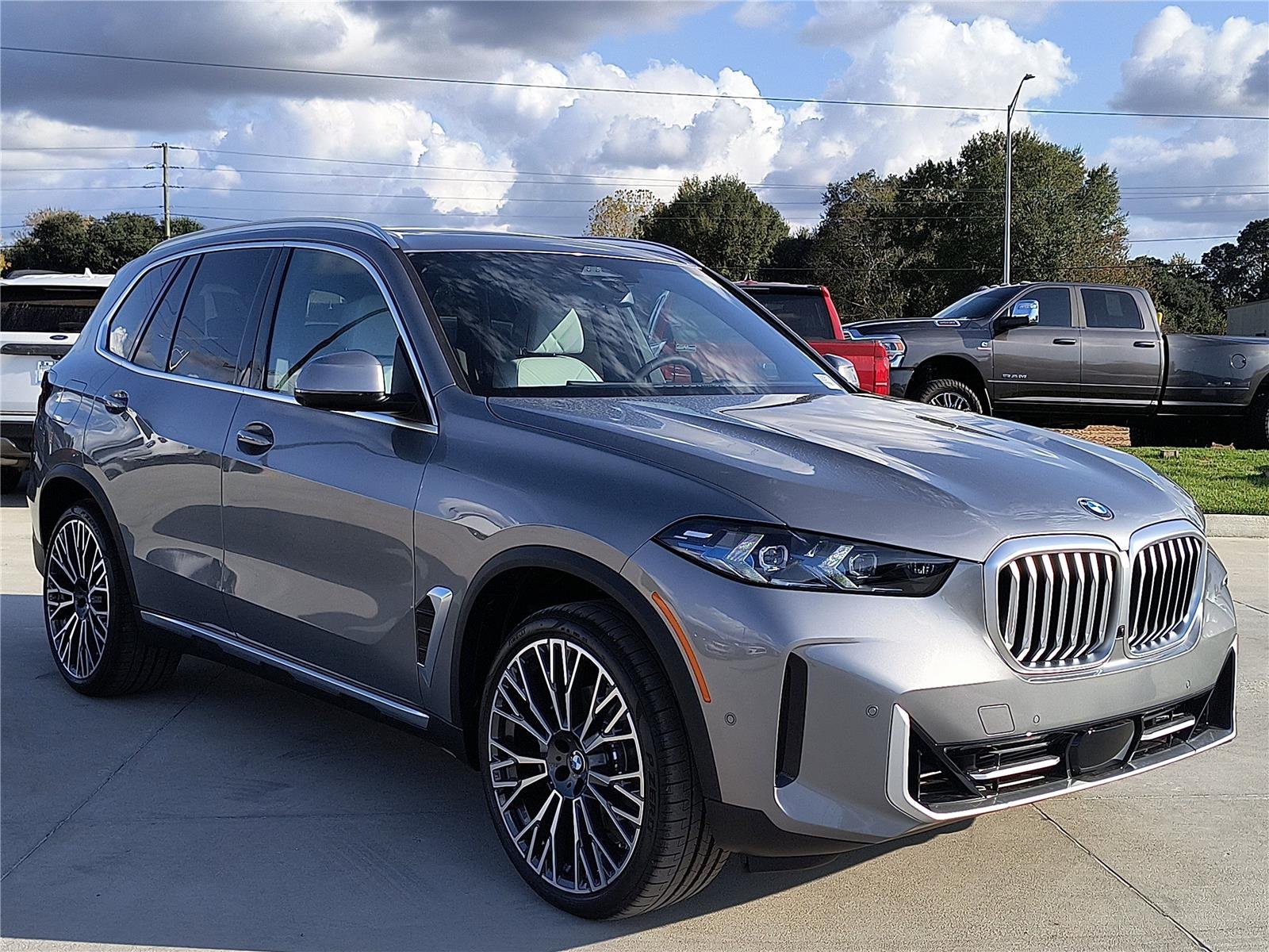 New 2026 Skyscraper Grey Metallic BMW sDrive40i image 6
