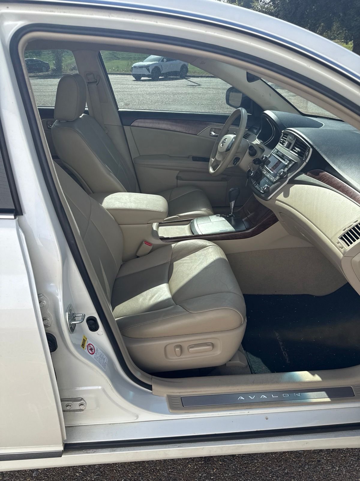 Used 2011 White Toyota Base image 11