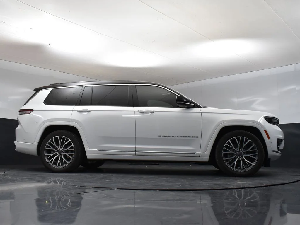 Used 2024 White Jeep Summit image 11