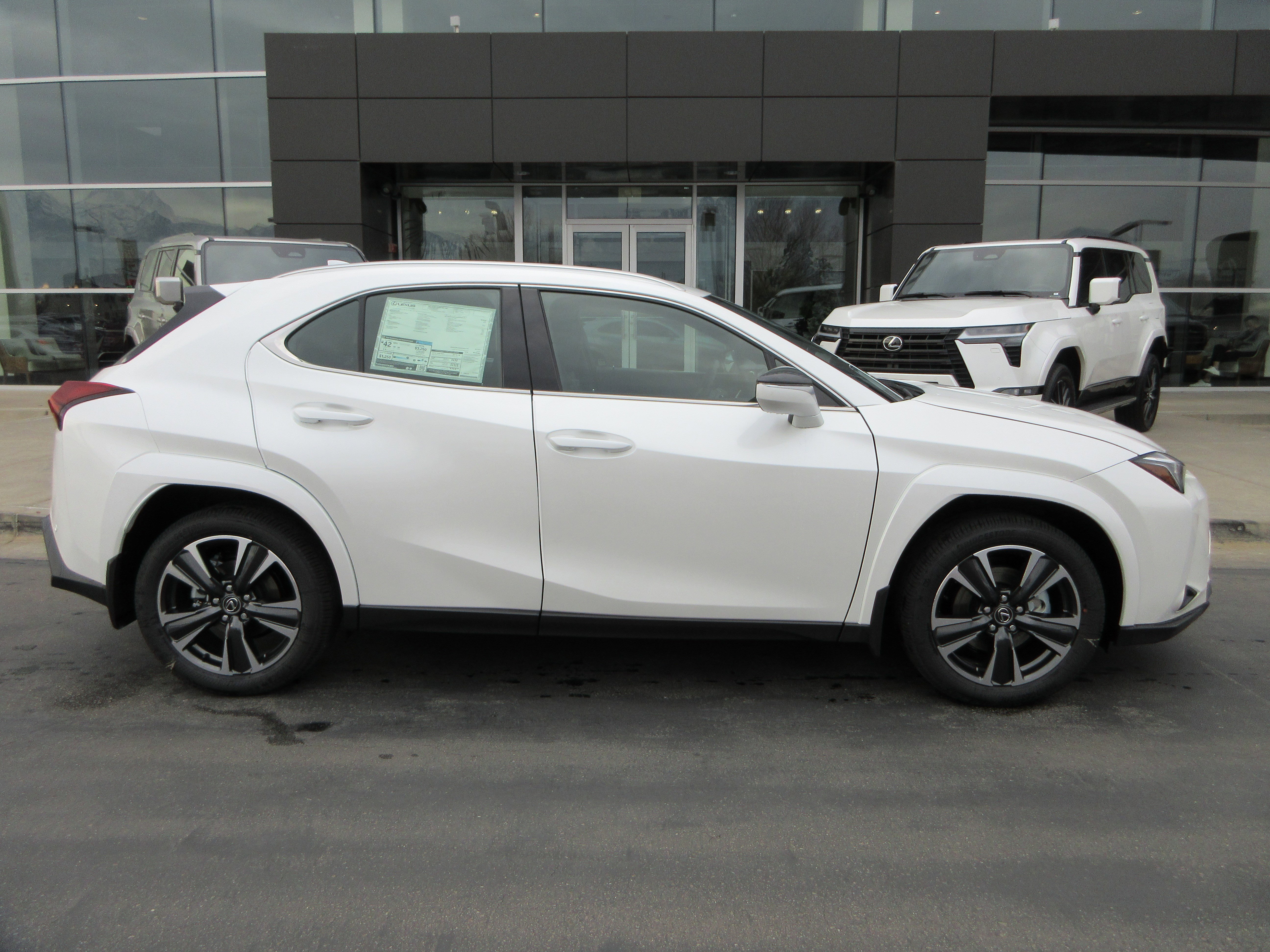 2025 Lexus UX 300h Premium - Photo 11