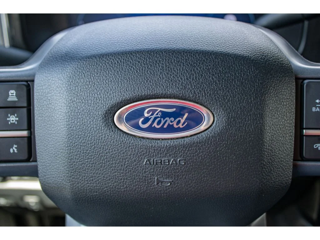 Used 2023 AGATE BLACK Ford LARIAT image 40