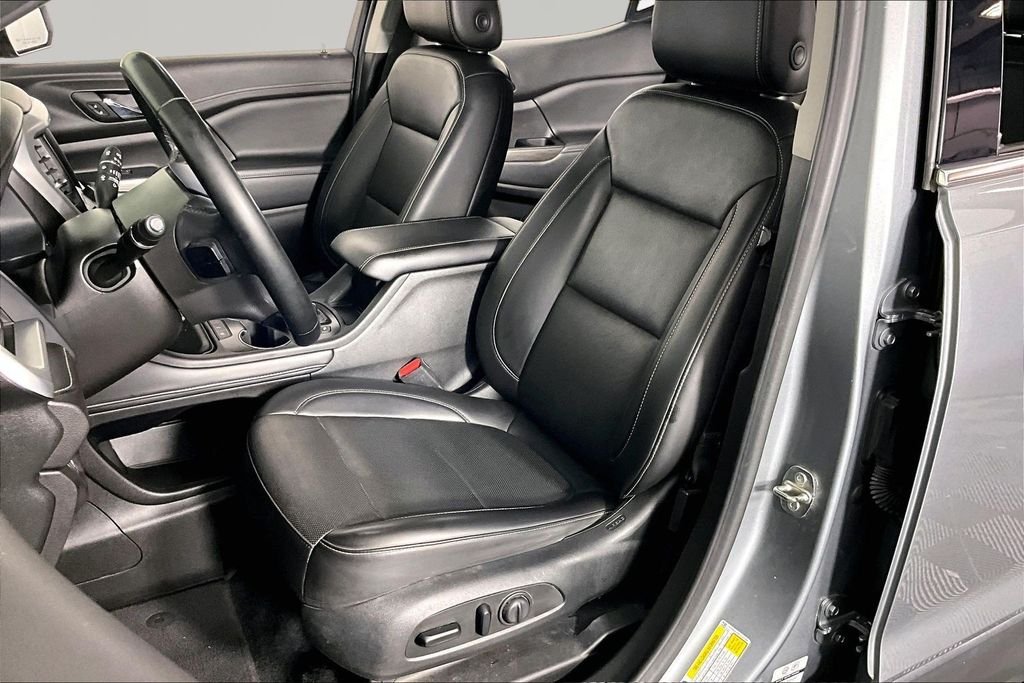 Used 2023 Silver GMC SLT image 19
