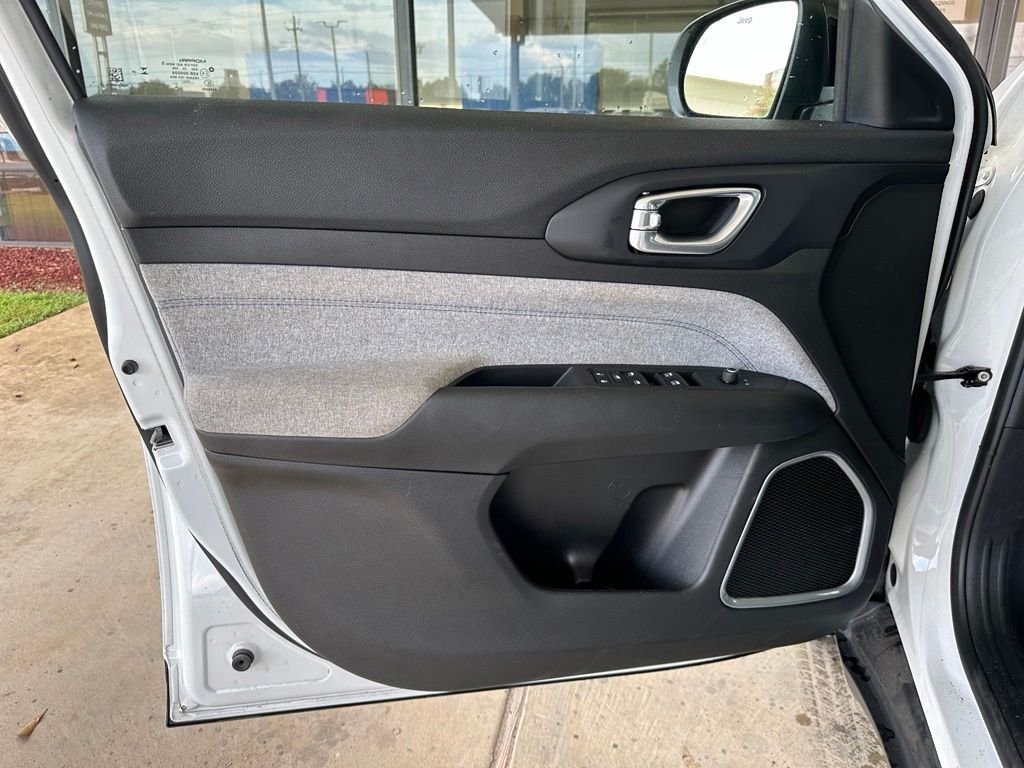 Used 2024 White Jeep Latitude image 7