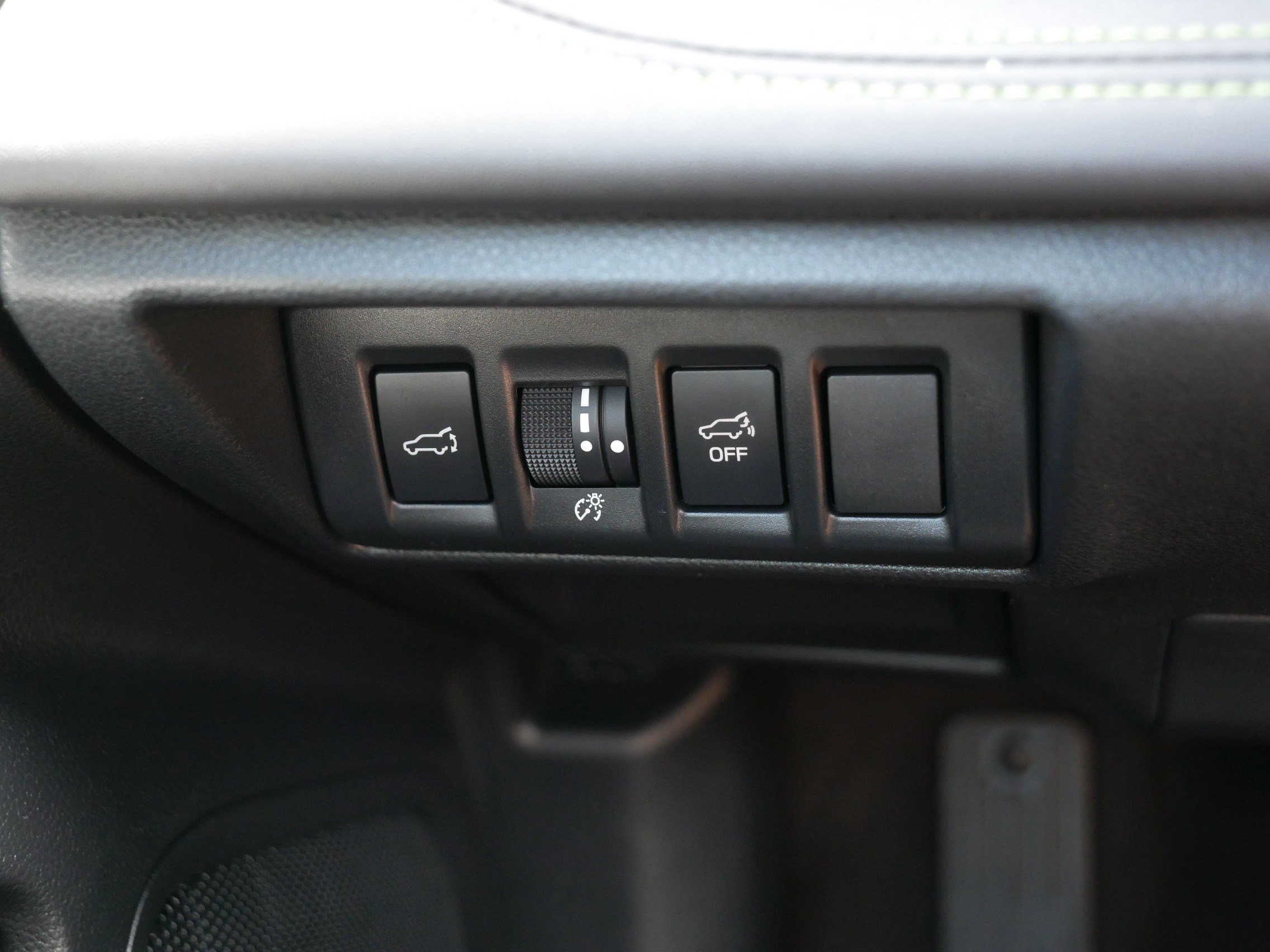 Used 2025 Crystal White Pearl Subaru Onyx Edition image 26