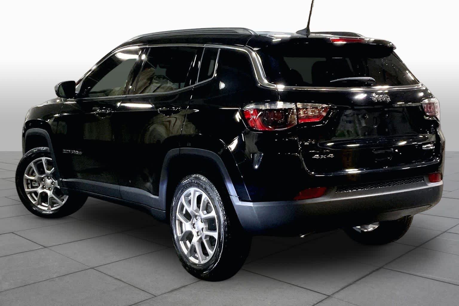 Used 2024 Diamond Black Crystal Pearlcoat Jeep Latitude Lux image 12