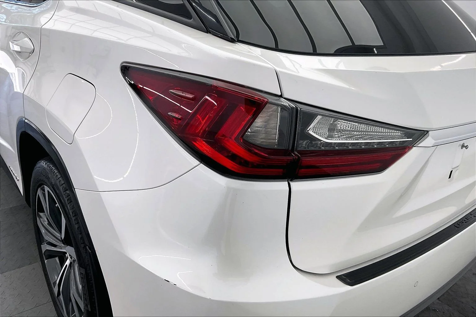 Used 2018 Eminent White Pearl Lexus 450h image 30