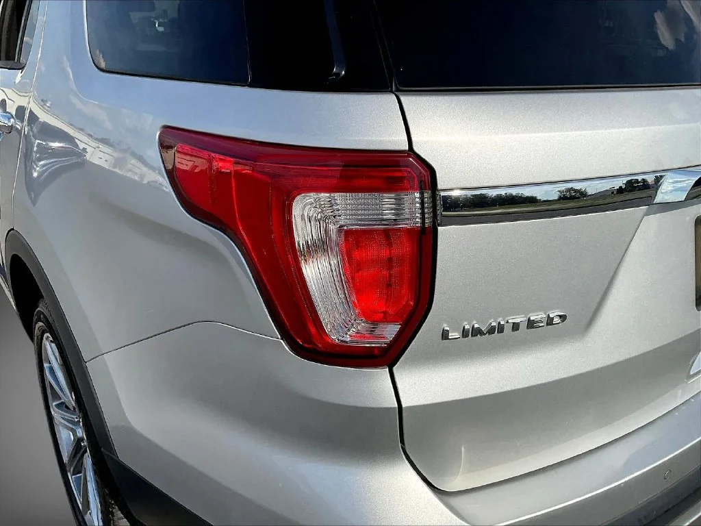 Used 2016 Silver Ford Limited image 23