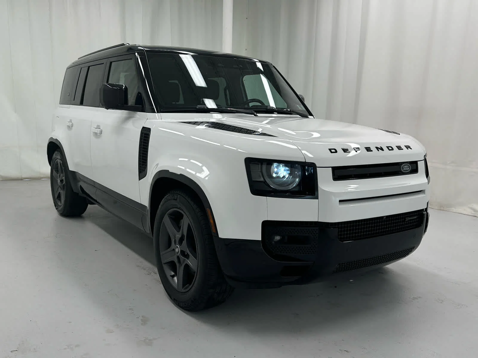 Used 2023 Fuji White Land Rover X-Dynamic SE image 2