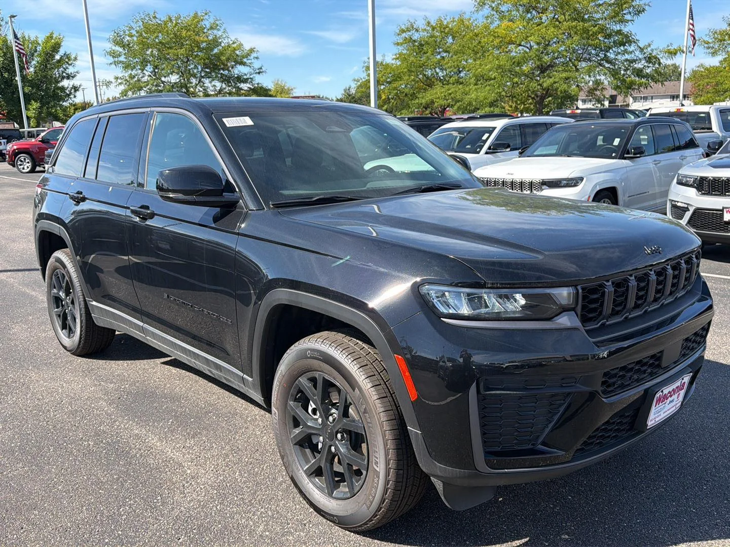 New 2026 Diamond Black Crystal Pearl-Coat Exterior Paint Jeep Laredo Altitude image 2