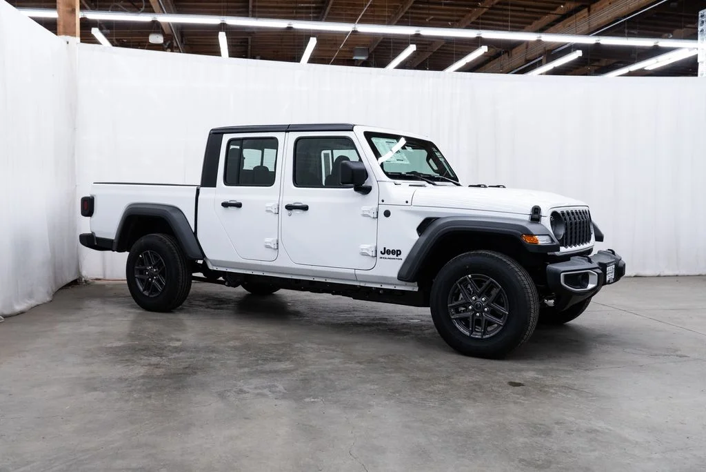 2026 Jeep Gladiator Sport Auto's photo