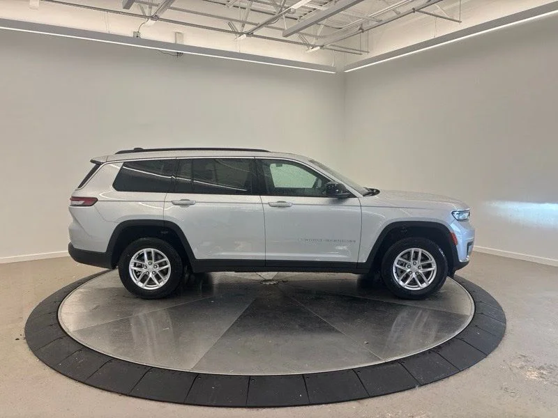 New 2026 Silver Zynith Exterior Paint Jeep Laredo X image 2