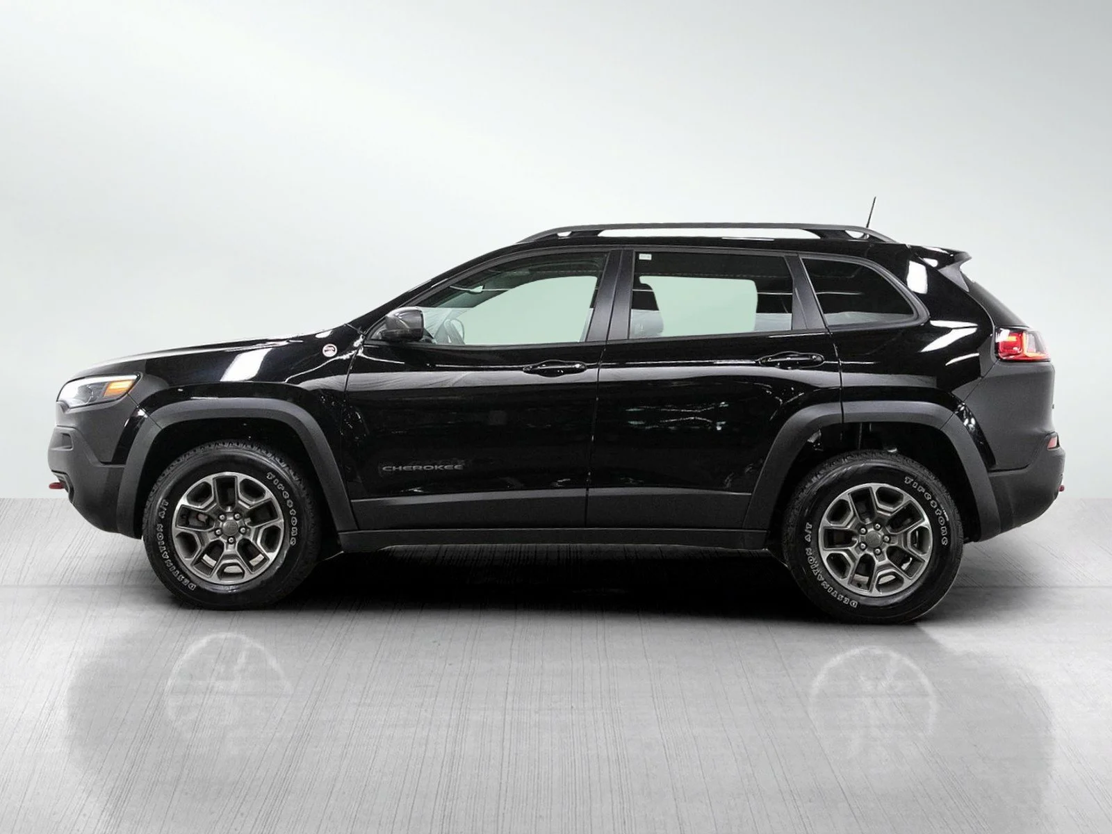 Used 2020 Jeep Cherokee Trailhawk with VIN 1C4PJMBX5LD562678 for sale in Burnsville, Minnesota