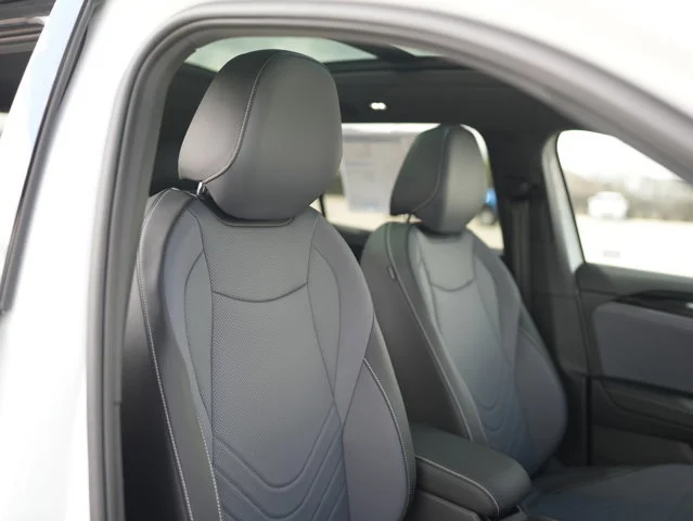 New 2026 Opal White Pearl Volkswagen 2.0T SE R-Line Black image 22