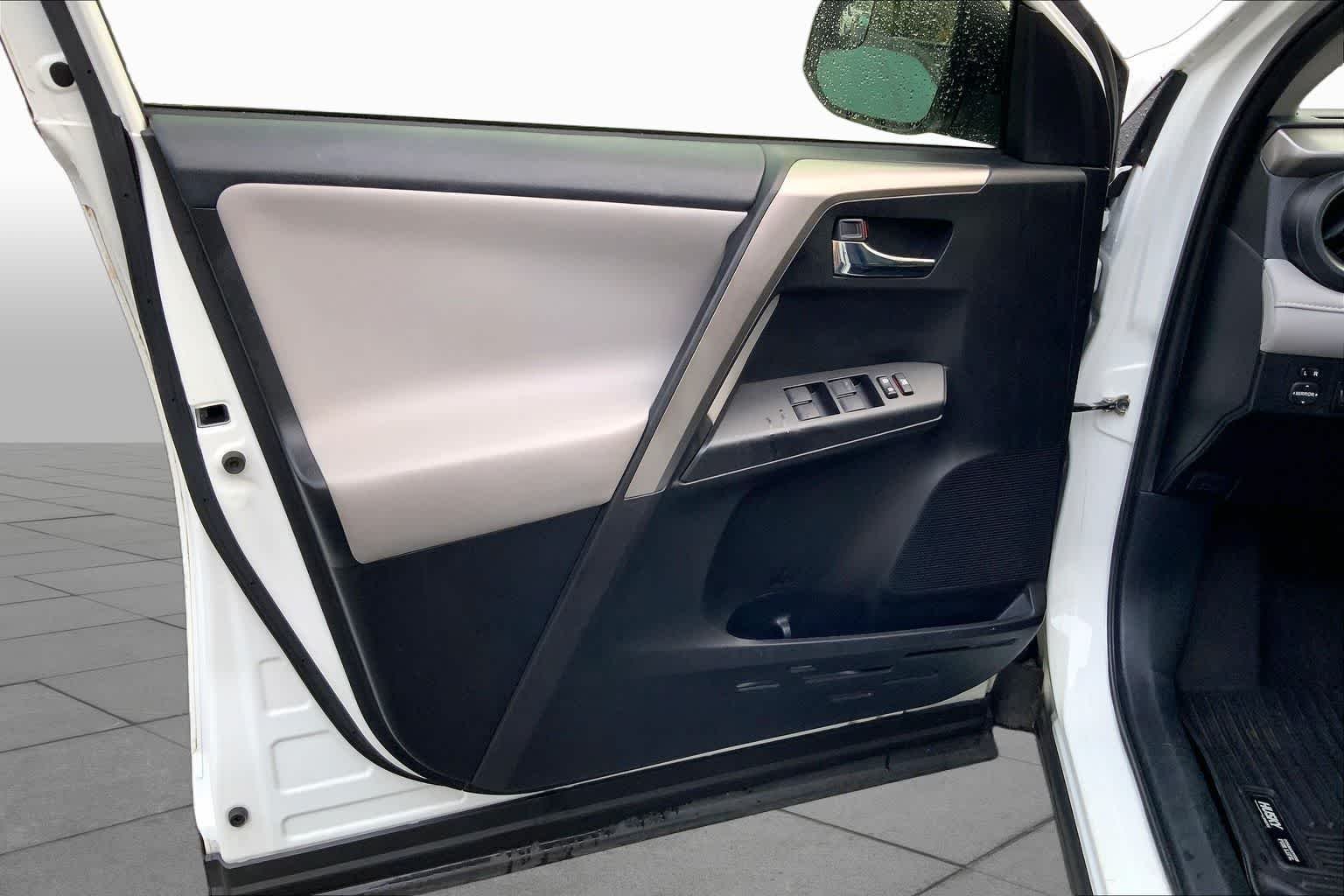 Used 2017 Super White Toyota XLE image 21