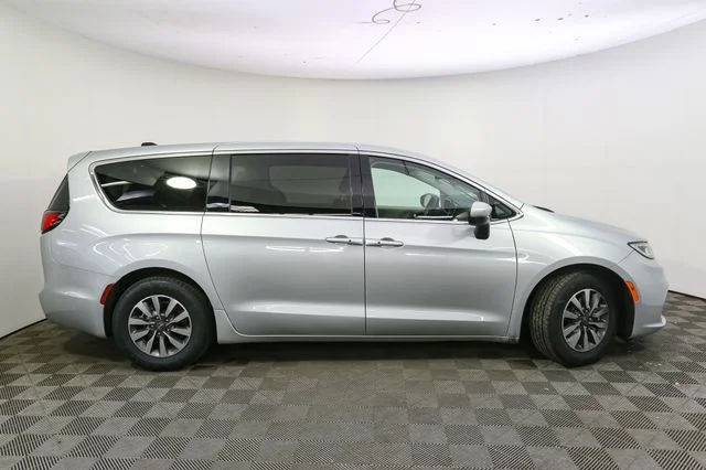 Used 2023 Silver Chrysler Touring L image 14