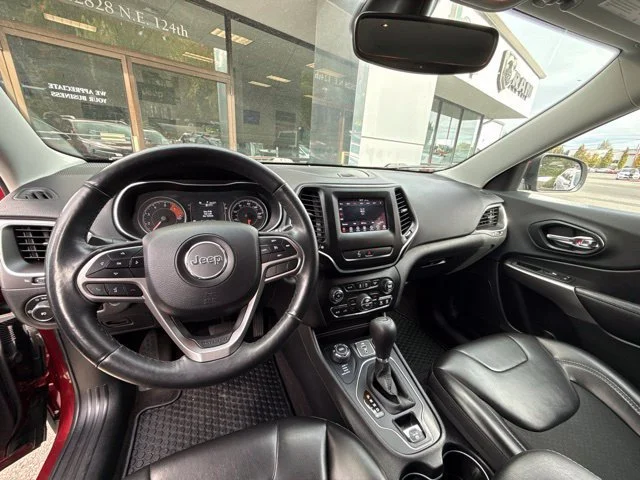 Used 2019 Velvet Red Pearlcoat Jeep Latitude Plus image 11