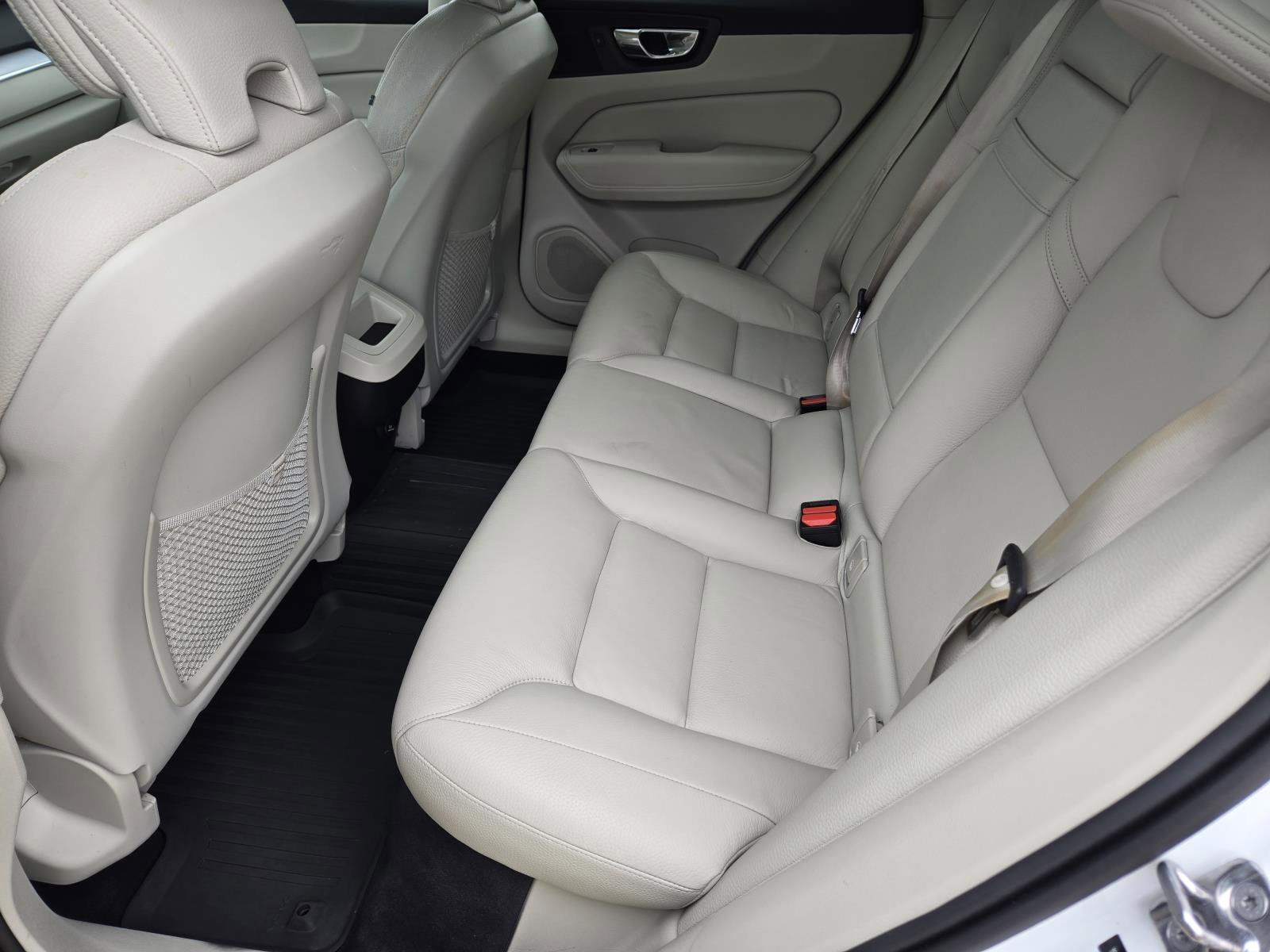 Used 2020 Crystal White Volvo Momentum image 30