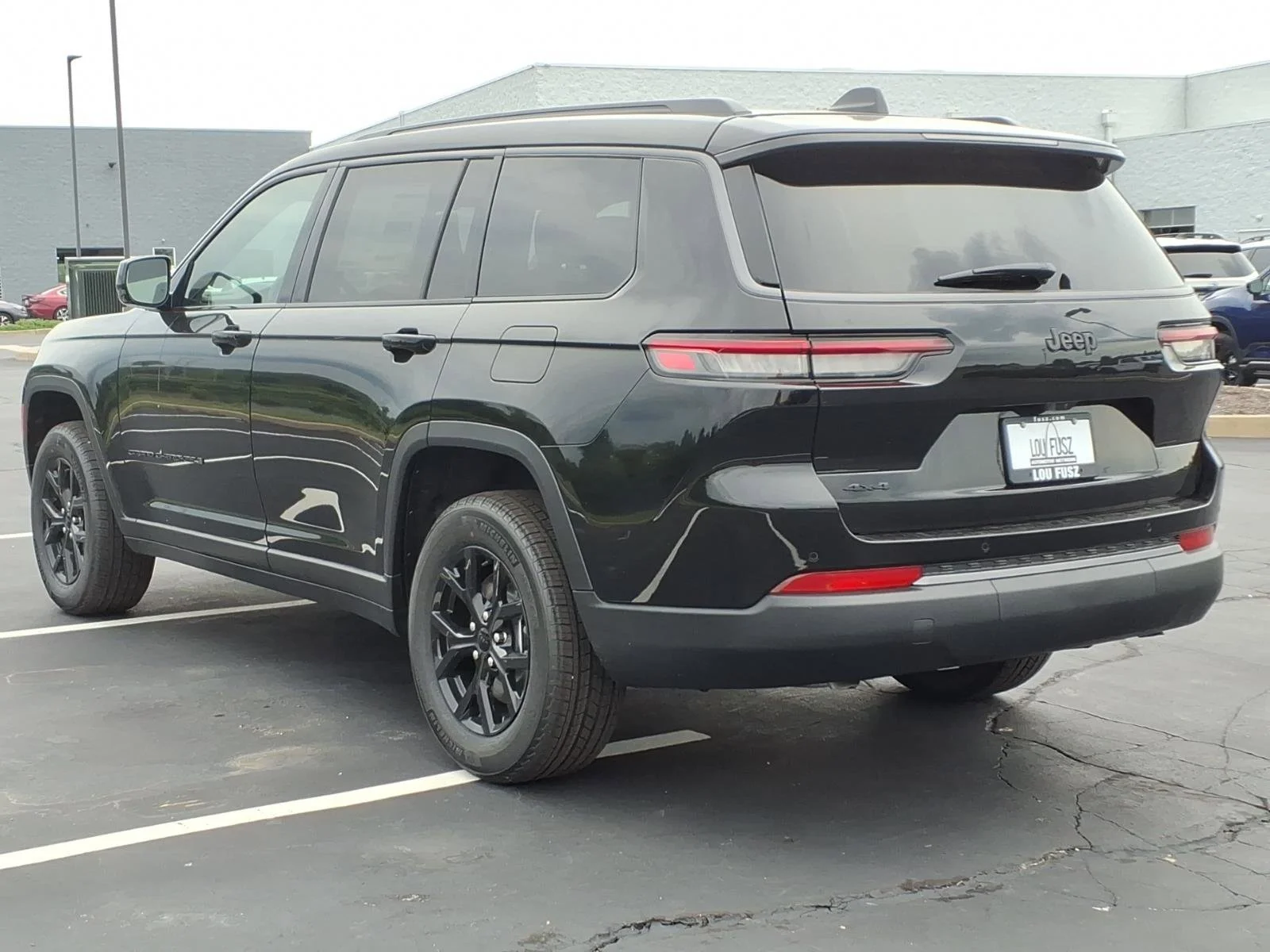 New 2026 Diamond Black Crystal Pearlcoat Jeep Laredo Altitude image 4