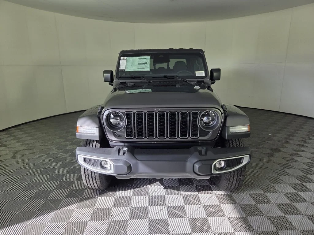 New 2026 Granite Crystal Metallic Clear-Coat Exterior Paint Jeep Sahara image 3