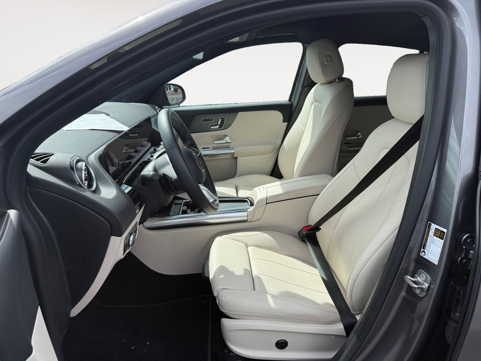 Used 2025 Mountain Gray Metallic Mercedes-Benz GLA 250 image 10