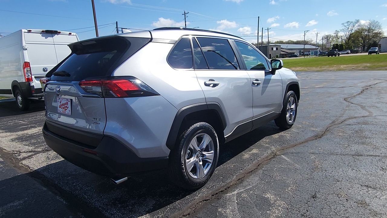 Used 2025 Silver Sky Metallic Toyota XLE image 8