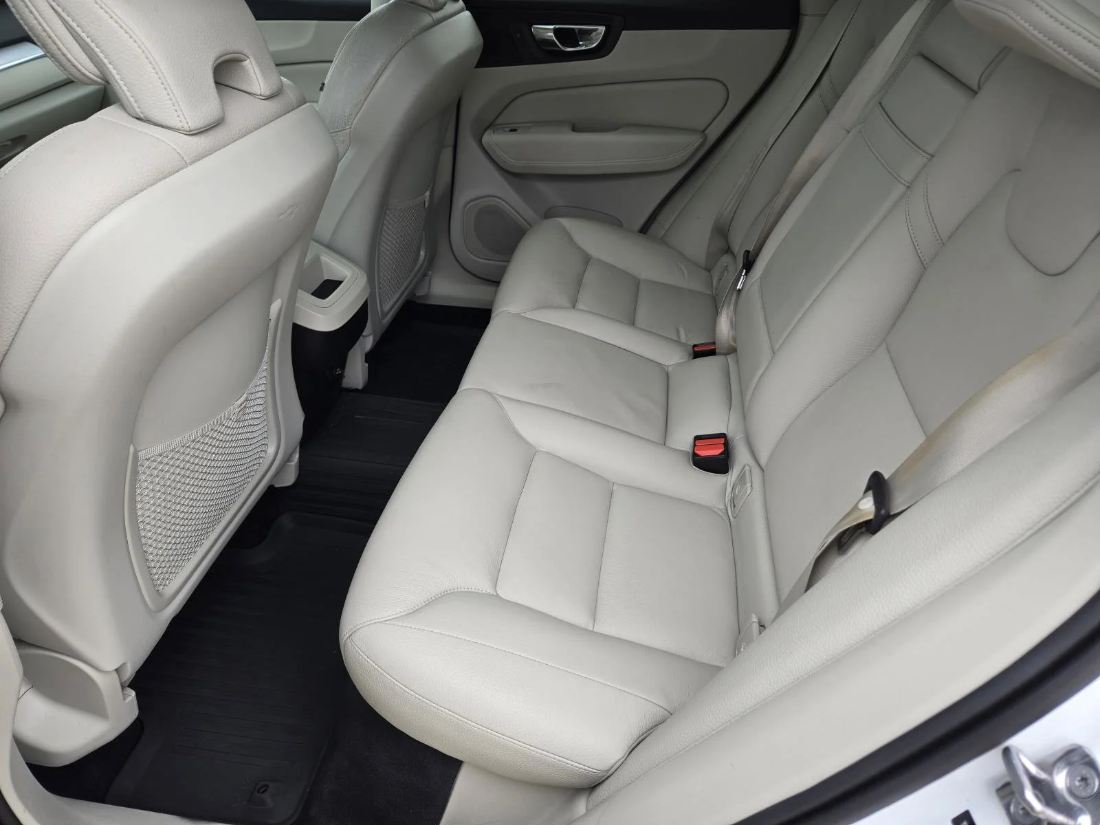 Used 2020 Crystal White Volvo Momentum image 30