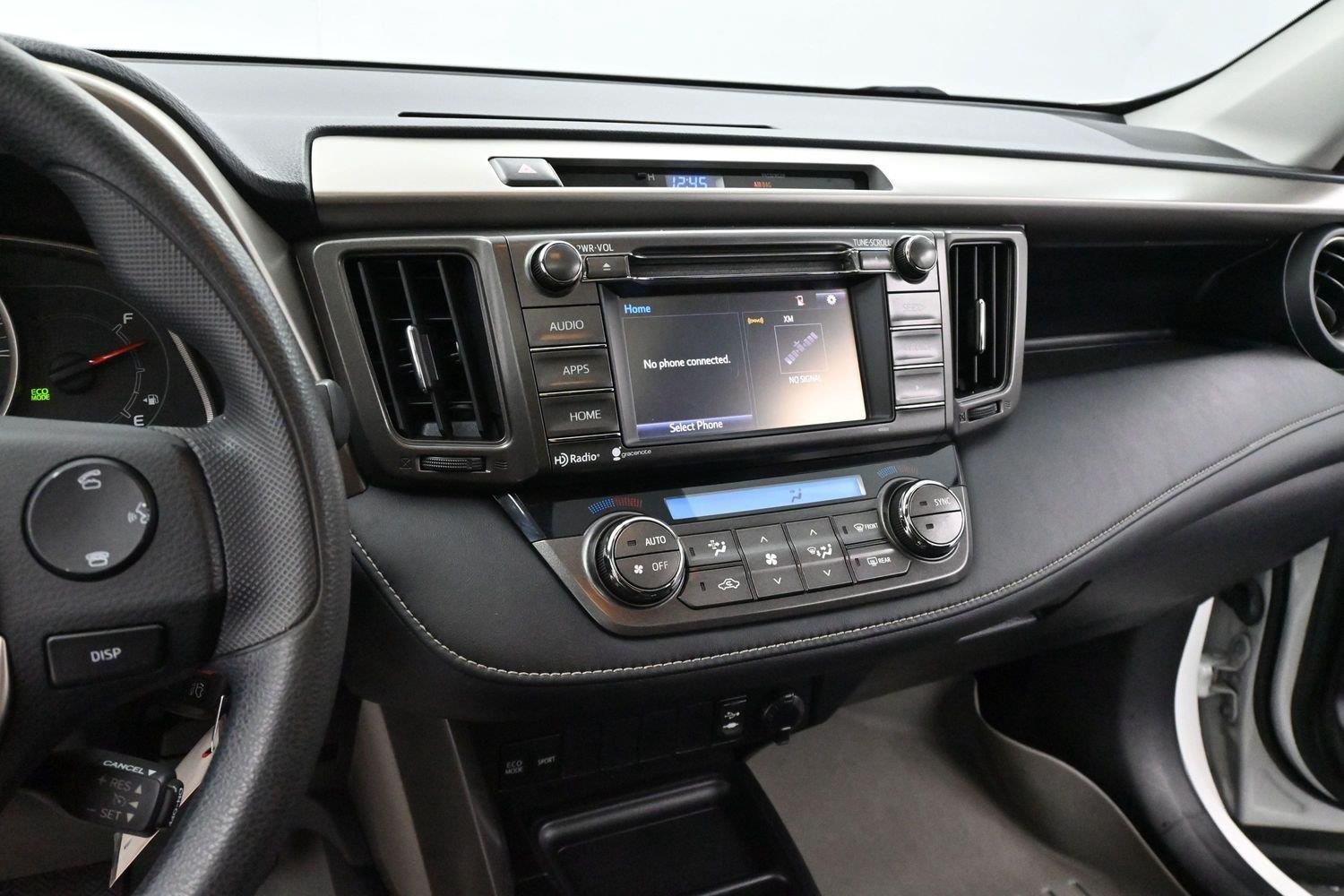 Used 2015 Super White Toyota XLE image 17