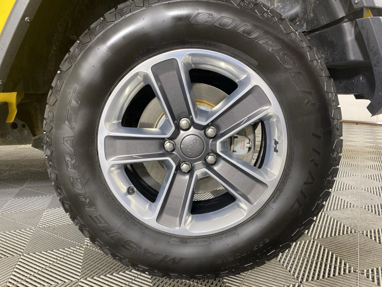 Used 2019 Hellayella Jeep Sahara image 12