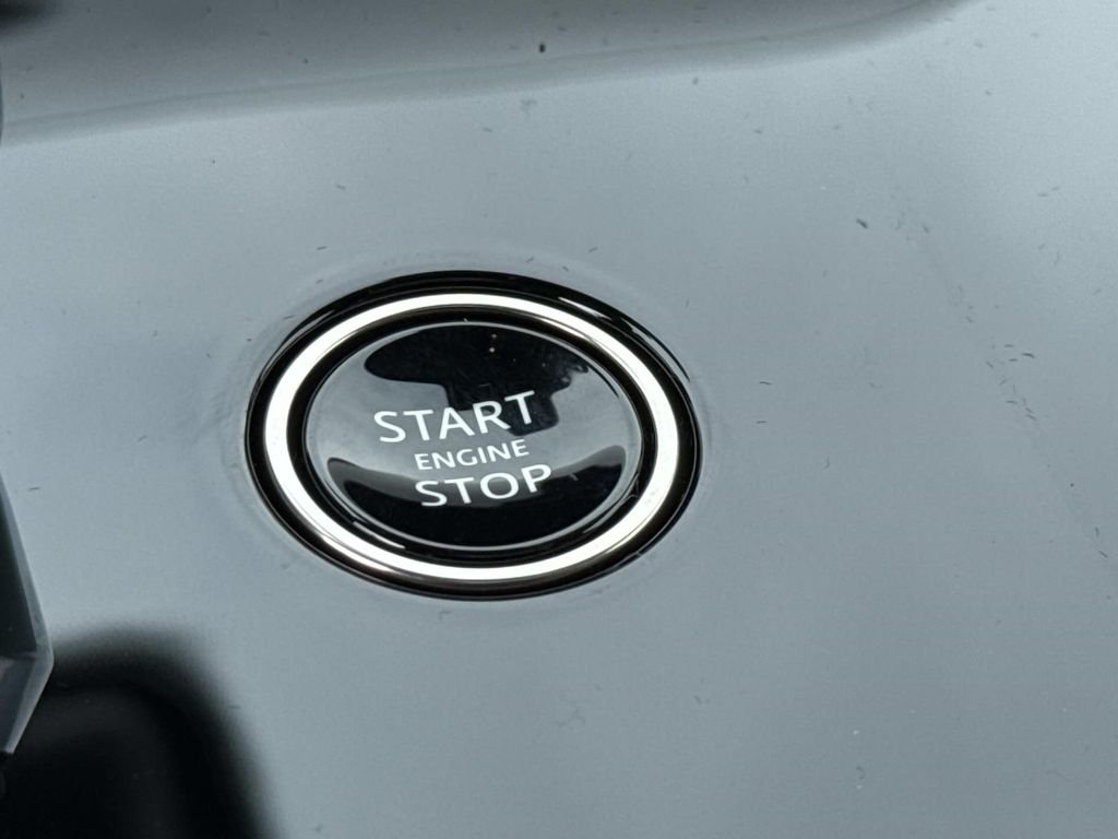 New 2026 Fuji White Land Rover SE image 10