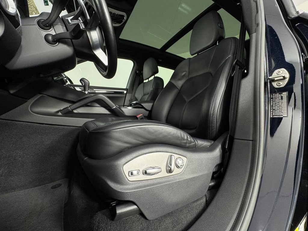 Used 2018 Moonlight Blue Metallic Porsche Base image 11
