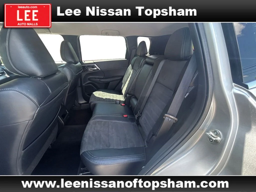 Used 2022 Silver Mitsubishi SE image 14