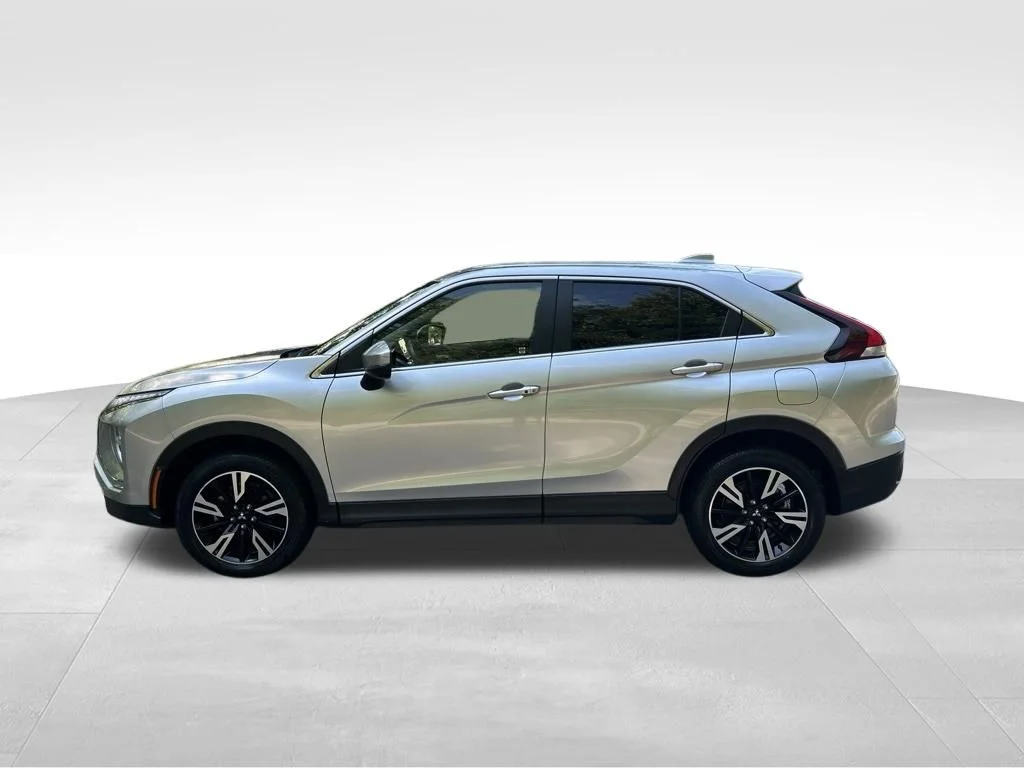 Used 2024 Silver Mitsubishi SE image 2