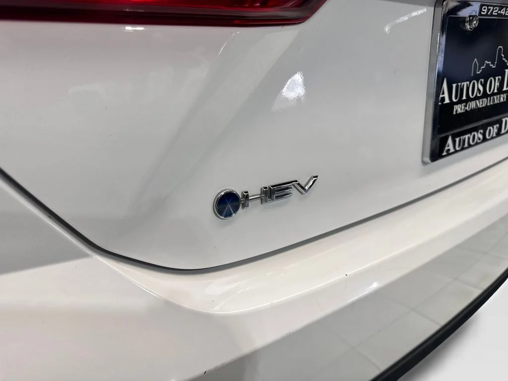 Used 2025 White Toyota LE image 23