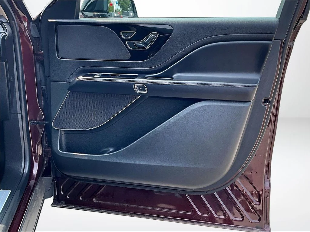 Used 2022 Red Lincoln Standard image 25