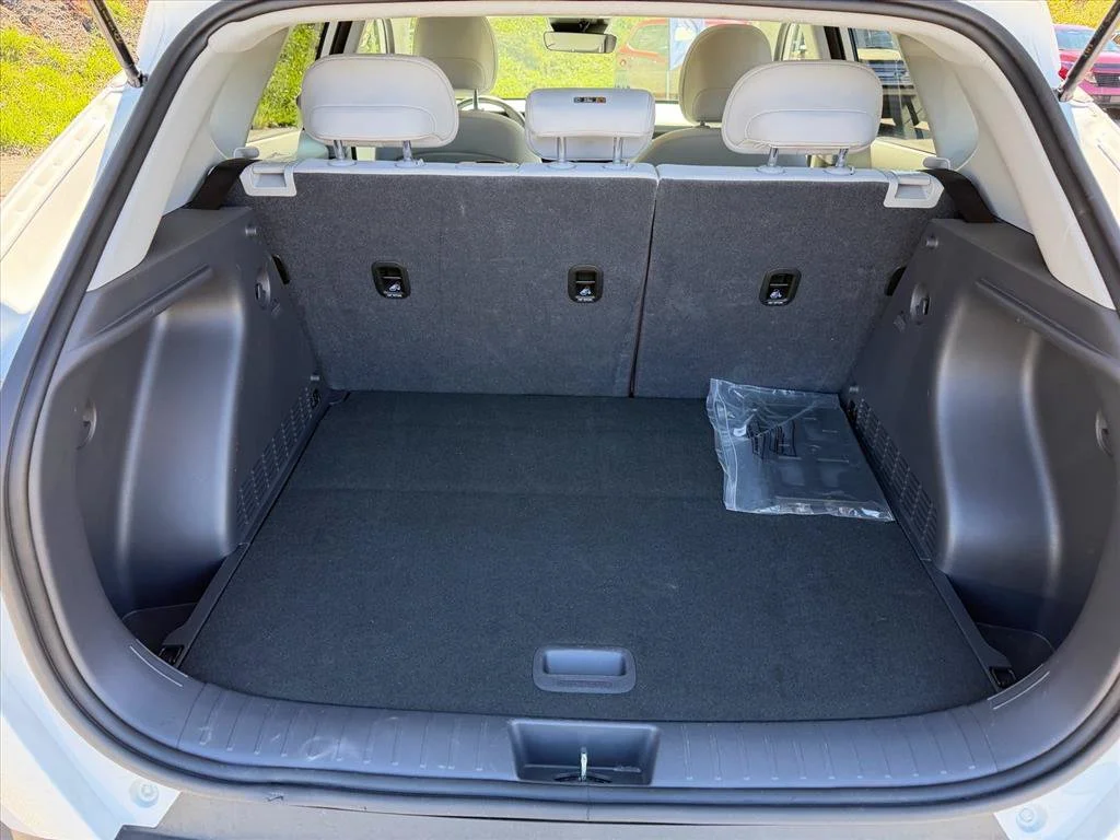 Used 2025 White Hyundai SEL image 27