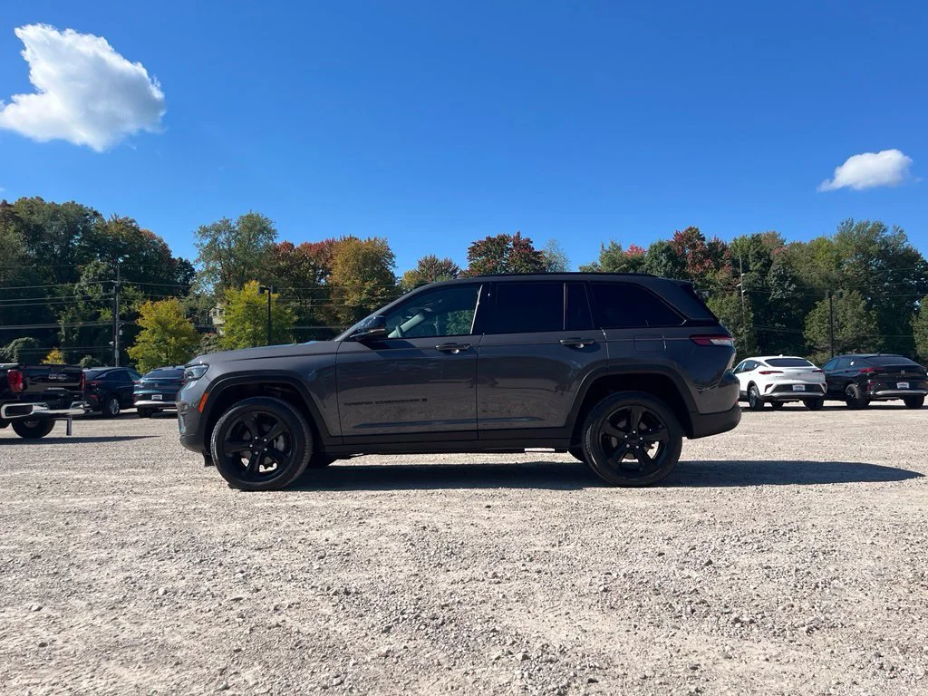 Used 2024 Gray Metallic Jeep Limited image 19