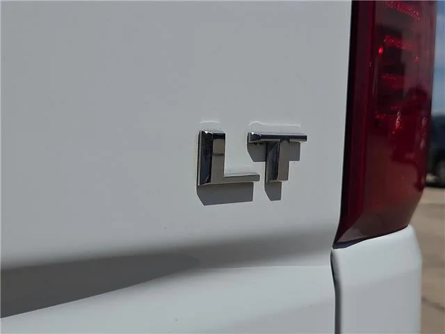 Used 2025 Summit White Chevrolet LT w/1LT 4x2 Crew Cab 5.75 ft. box 147.4 in. WB image 9