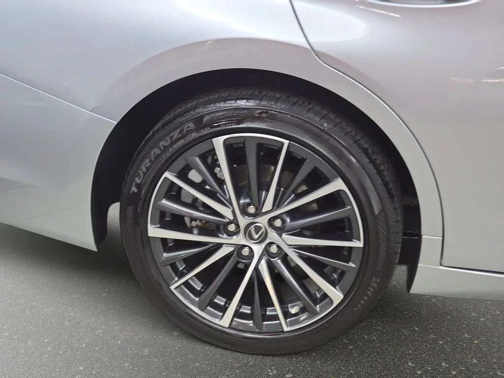 Used 2025 Silver Lexus 300h image 31
