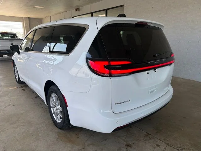 New 2027 Bright White Clear-Coat Exterior Paint Chrysler Select image 3