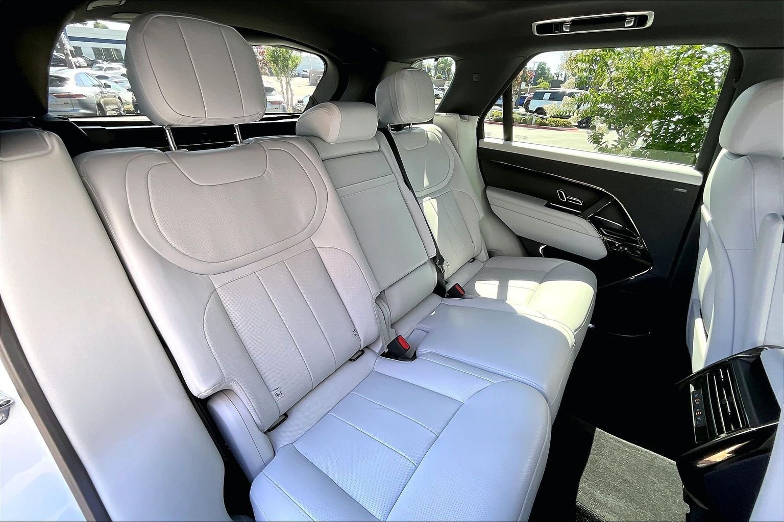 Used 2025 White Land Rover SE image 27