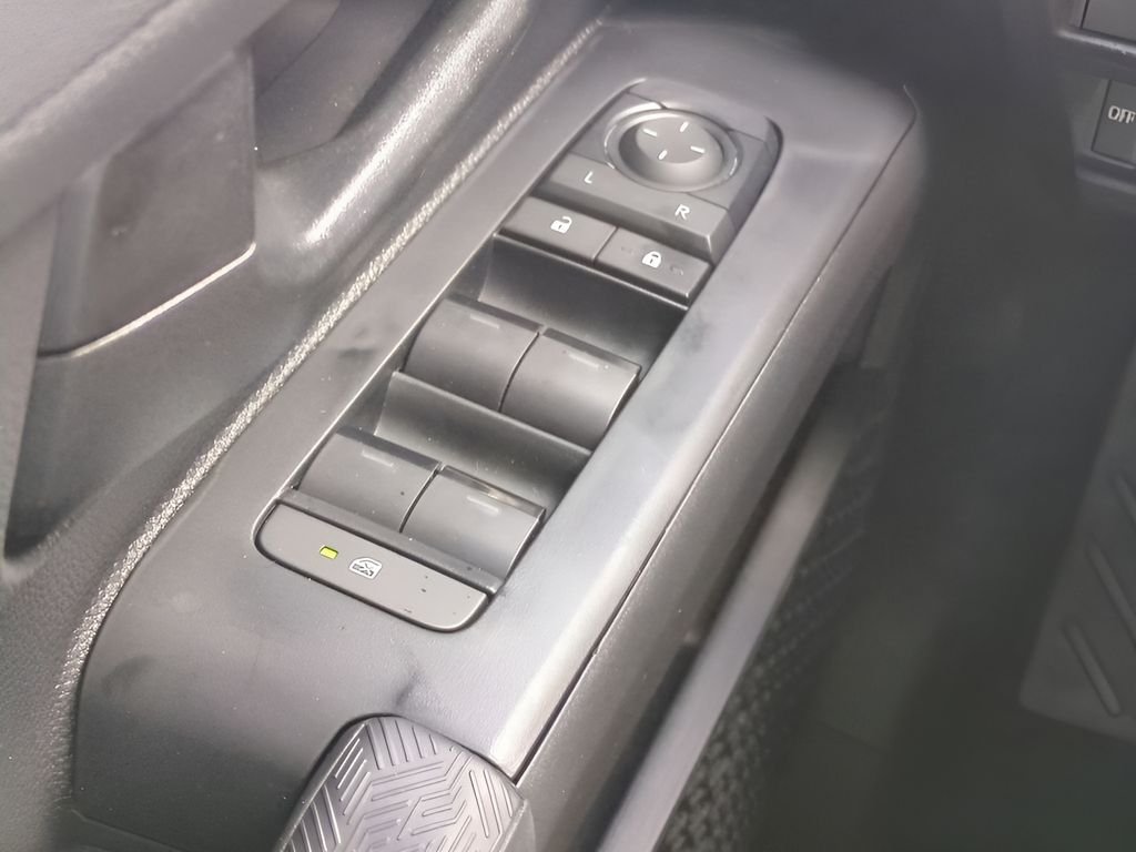 2025 Toyota Tacoma SR5 - Photo 23