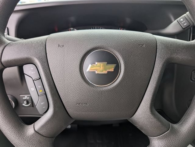 New 2026 Summit White Chevrolet 1WT image 13