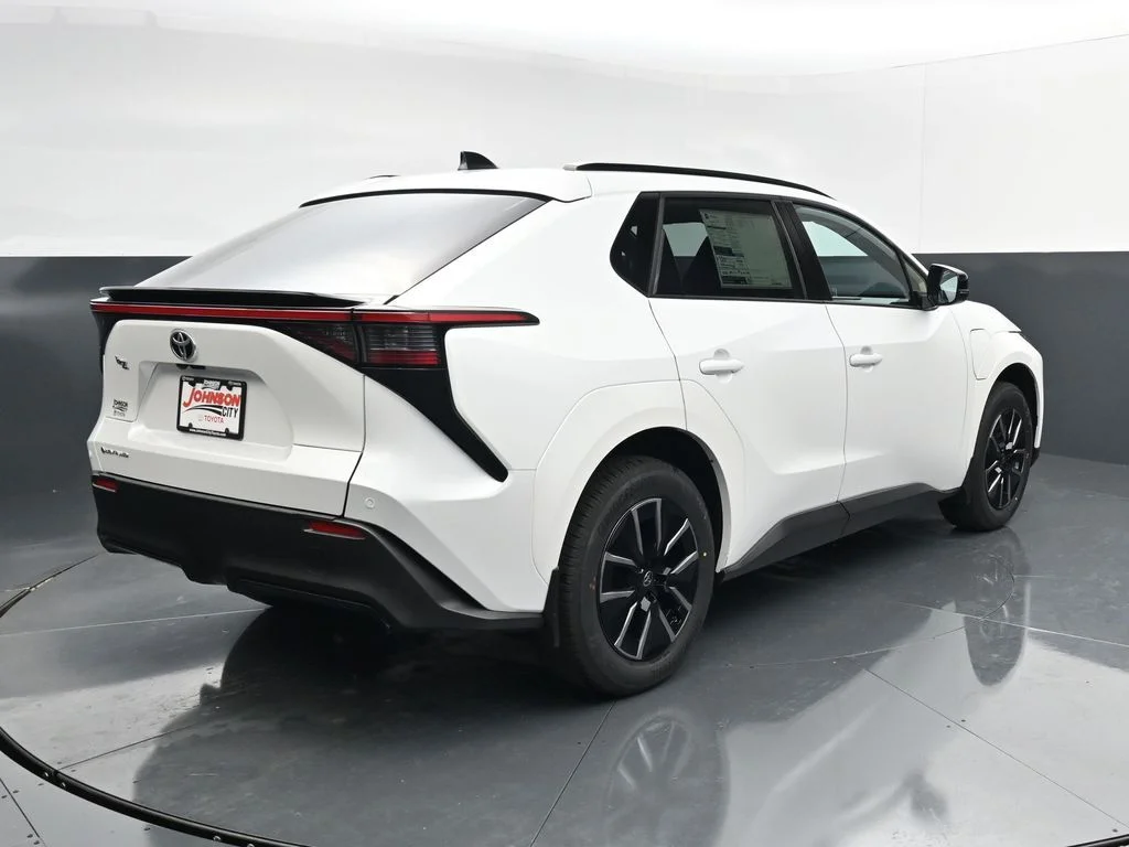 New 2026 Wind Chill Pearl <sup>1</sup> Toyota  XLE image 7