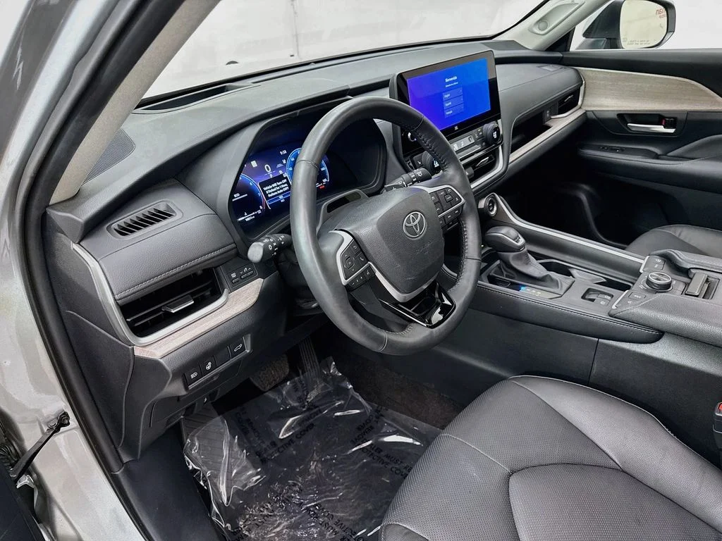Used 2024 Silver Toyota Platinum image 9