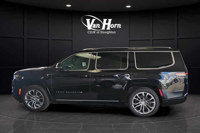 Used 2022 Diamond Black Crystal Pearlcoat Jeep Series II image 4