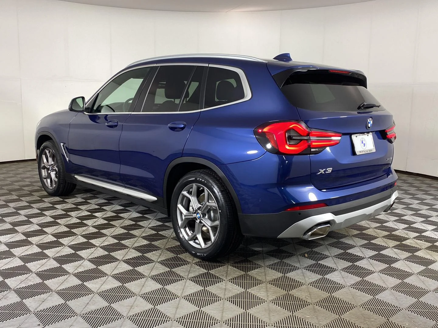 Used 2024 Phytonic Blue Metallic BMW xDrive30i image 9